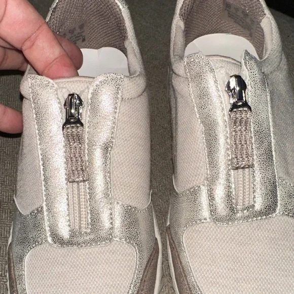 Bzees Women's Athletic Shoes in Cream and Silver NWOT - Picture 2 of 7